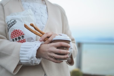 拿咖啡杯的人
